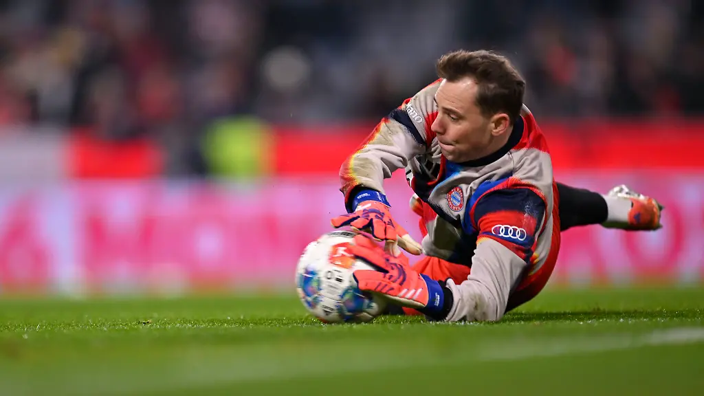 14-12-2025-Fussball-Bundesliga-2025-2026-14-Spieltag-FC-Bayern-Muenchen-1-FSV-Mainz-05-in-der-Allianz-Arena-Muenchen-Torwart-Manuel-Neuer-FC-Bayern-Muenchen-beim-Aufwaermen-DFL-and-DFB-regulations-prohibit-any-use-of-photographs-as-image-sequences-and-or-quasi-video-Waehrend-des-Spieles-duerfen-laut-DFL-Richtlinien-nur-max-15-Bilder-im-Internet-verwendet-werden-Ausgenommen-Bilddatenbanken-DFL-and-DFB-regulations-prohibit-any-use-of-photographs-as-image-sequences-and-or-quasi-video