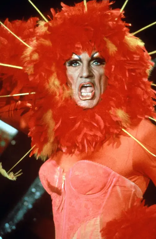 Terence-Stamp-Characters-Bernadette-Film-The-Adventures-Of-Priscilla-Queen-Of-The-Desert-AUS-UK-1994-Director-Stephan-Elliott-30-January-1994-Priscilla-Kanigin-der-Wste-The-Adventures-of-Priscilla-Queen-Of-The-Desert-USA-1994-Regie-Stephen-Elliott-Terence-Stamp-Transvestit-Kostm-Auftritt-Kopfputz-mit-Federn-PUBLICATIONxINxGERxSUIxAUTxONLY-Copyright-MaryxEvansxAFxArchivexPolygram-12572483-editorial-use-only