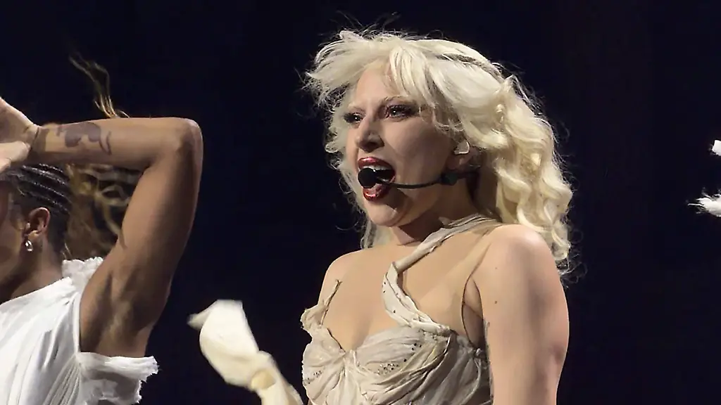 Lady-Gaga-en-concert-a-Paris-a-lAccor-Arena-lors-de-sa-tournee-Mayhem-Hall-France-le-17-novembre-2025-Lady-Gaga-in-concert-in-Paris-at-Accor-Arena-during-her-Mayhem-Hall-tour-France-November-17-2025-Paris-France-PUBLICATIONxNOTxINxFRAxUKxUSAxAUSxBEL-Copyright-xLA-axVieillot-BestimagexLA-axVieillot-Bestimagex