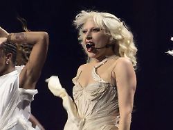Sängerin unterbricht Konzert: Lady Gagas Tänzer stürzt von regennasser Bühne