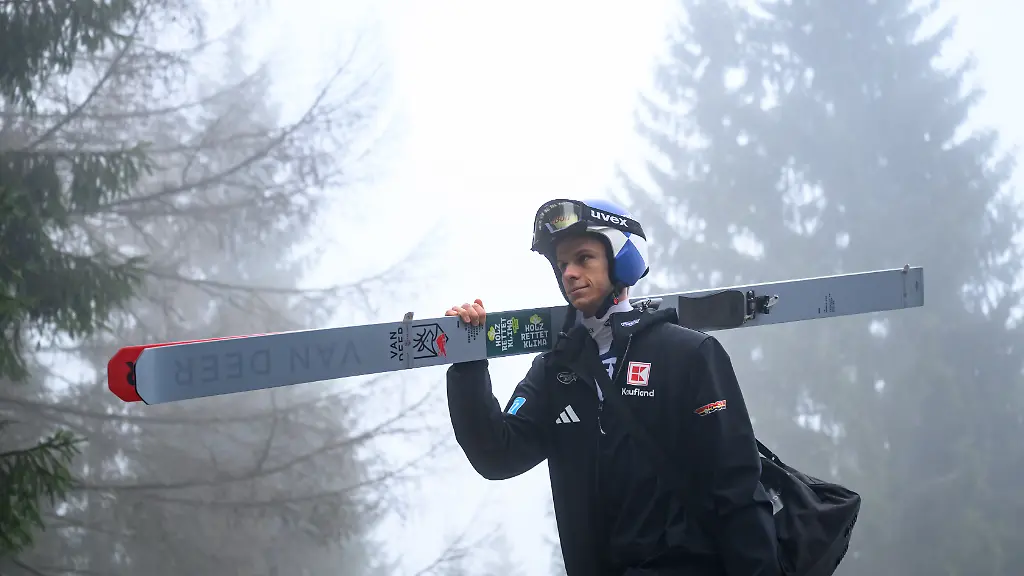 Ski-nordisch-Skispringen-Weltcup-Grossschanze-Maenner-Probedurchgang-Andreas-Wellinger-aus-Deutschland-auf-dem-Weg-zur-Schanze