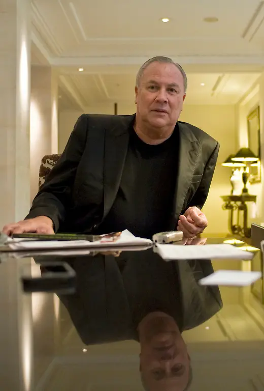 ARCHIV-Der-US-amerikanische-Regisseur-Robert-Wilson-gibt-am-28-09-2011-ein-Interview-in-Berlin-Mit-der-Einstein-Oper-wurde-Robert-Wilson-weltweit-bekannt-Seitdem-ist-der-Avantgarde-Regisseur-an-Theatern-in-aller-Welt-zu-sehen-haeufig-auch-in-Deutschland-Jetzt-inszeniert-er-das-bahnbrechende-Werk-neu-das-mit-allen-Regeln-einer-konventionellen-Oper-bricht-Am-Dienstag-04-10-2011-wird-Wilson-70-Foto-Franziska-Koark-zu-dpa-Zurueck-zu-den-Anfaengen-Regisseur-Robert-Wilson-wird-70-vom-02-10