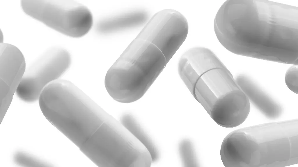 Kapseln-mit-dem-Medikament-levitate-auf-einem-weissen-Hintergrund-Bildmontage-Capsules-with-the-drug-levitate-on-a-white-background-LicenseRF-Copyright-xZoonar