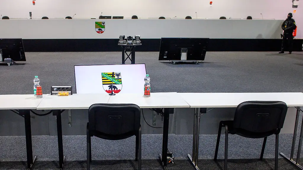 Die-Zeugenbank-im-Gerichtssaal-des-temporaeren-Gerichtsgebaeudes-vom-Landgericht-Magdeburg