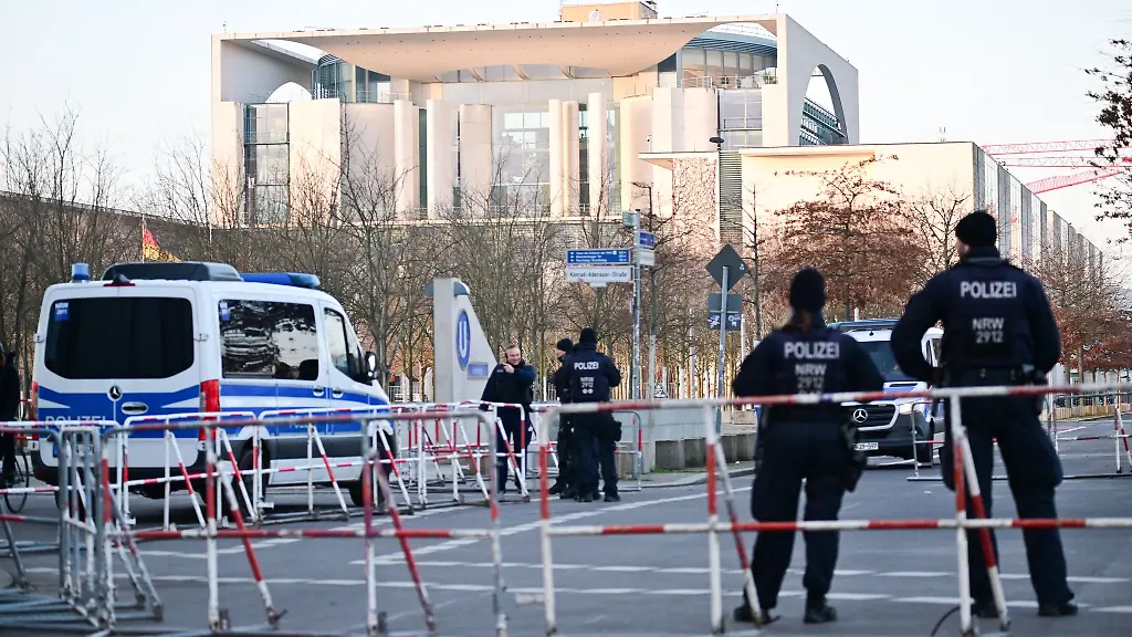 3-600-Polizisten-aus-ganz-Deutschland-schuetzen-Ukraine-Beratungen-in-Berlin