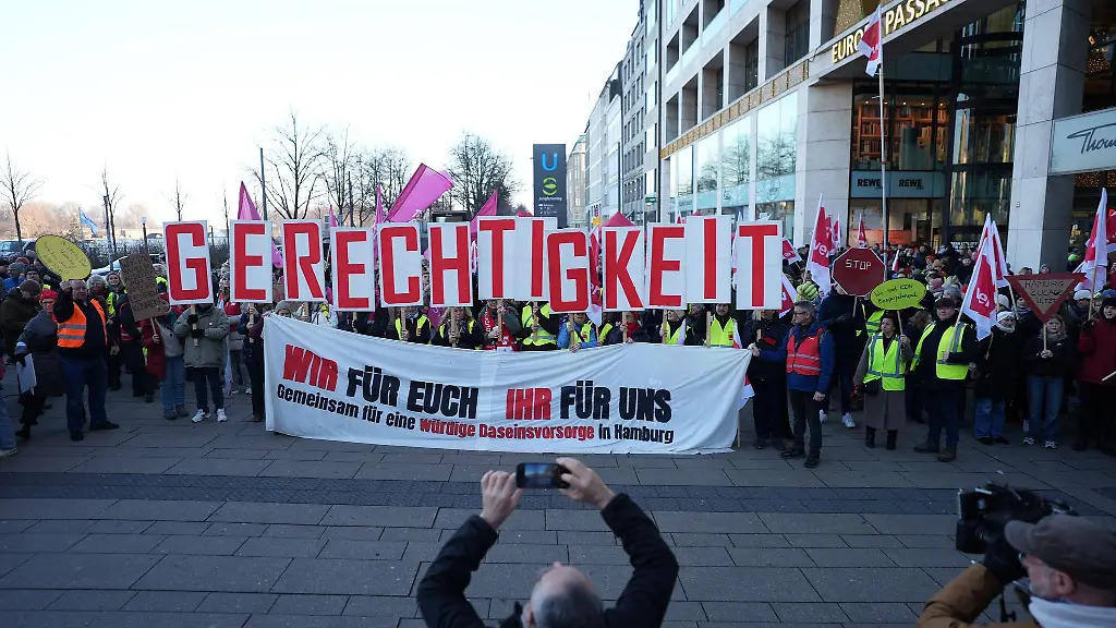 In-der-Hamburger-Innenstadt-halten-Teilnehmer-der-Kundgebung-Buchstaben-in-die-Hoehe-die-das-Wort-Gerechtigkeit-bilden