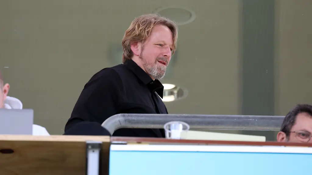 Deutschland-Stuttgart-02-04-2025-Fussball-UEFA-Youth-League-U19-VfB-Stuttgart-U19-FC-Barcelona-Sven-Mislintat