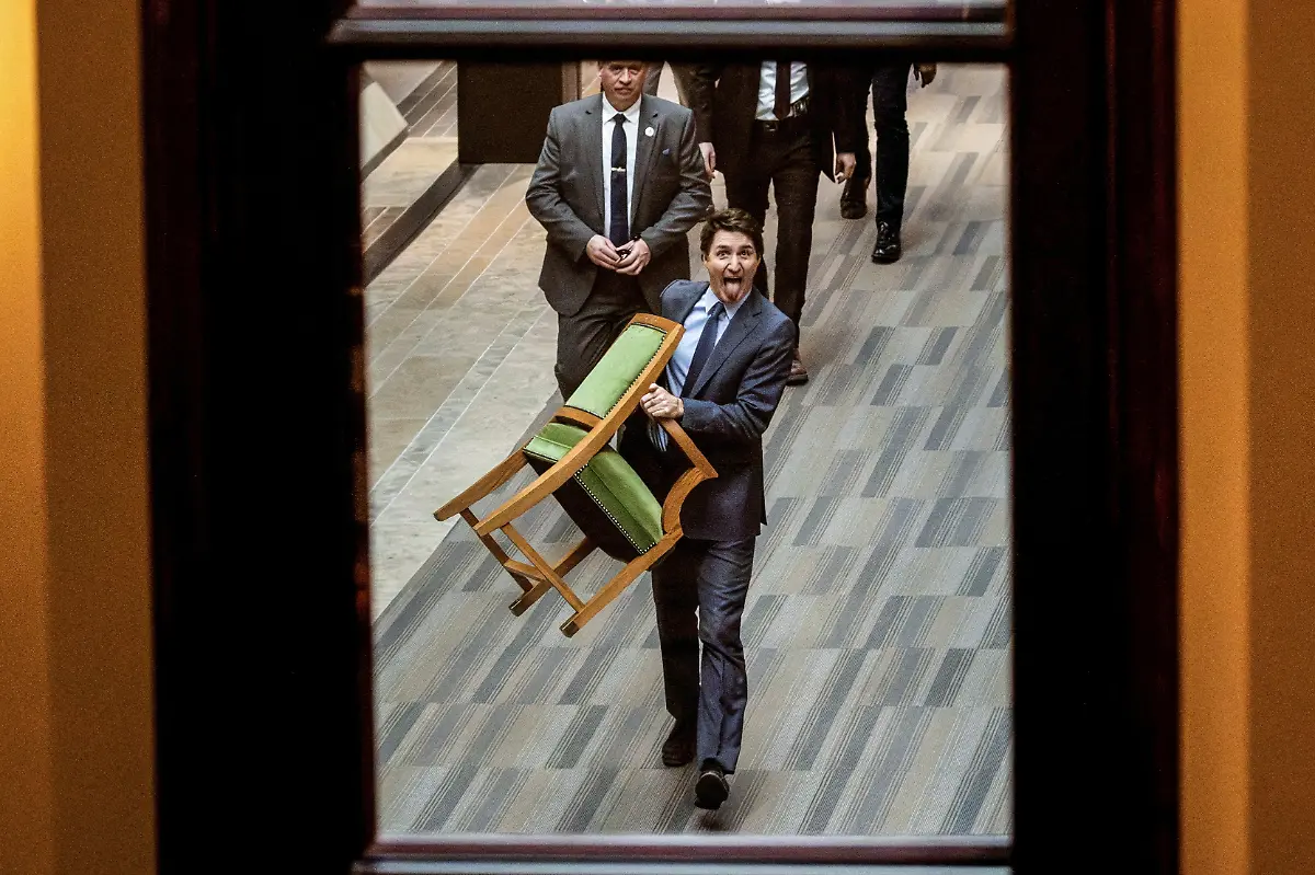 Canada-s-Prime-Minister-Justin-Trudeau-carries-his-chair-from-the-House-of-Commons-on-Parliament-Hill-in-Ottawa-Ontario-Canada-March-10-2025-REUTERS-Carlos-Osorio-TPX-IMAGES-OF-THE-DAY-SEARCH-REUTERS-BEST-2025-FOR-THIS-STORY-SEARCH-REUTERS-2025-YEAR-END-FOR-ALL-2025-YEAR-END-GALLERIES