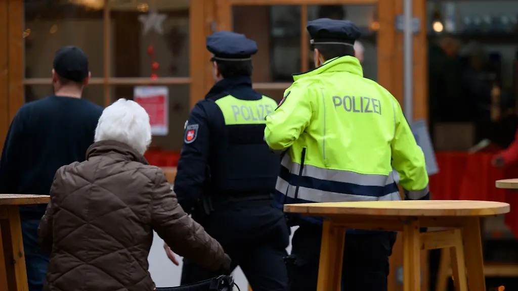 Die-Polizei-verstaerkte-ihre-Praesenz-auf-dem-Weihnachtsmarkt