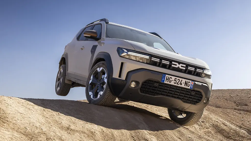 Hoch-das-Bein-Der-neue-Hybrid-G-150-4x4-Antrieb-im-aktuellen-Dacia-Duster-ist-fit-auf-Sand-und-Schotter