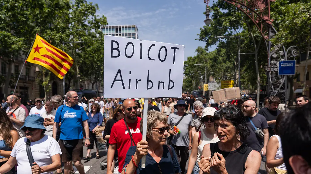 June-15-2025-Barcelona-Barcelona-Spain-Hundreds-of-people-demonstrate-under-the-slogan-Tourism-steals-our-bread-our-roof-and-our-future-against-real-estate-speculation-job-insecurity-and-the-eviction-of-residents-in-Barcelona-A-a-a-A-a-a-Spain-on-June-15-2025-During-the-protest-demonstrators-sprayed-tourists-and-hotel-facades-with-water-guns