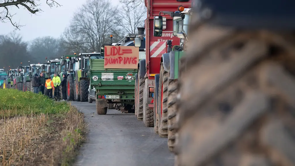 Aus-Veraergerung-ueber-die-Preispolitik-des-Discounters-Lidl-sind-Landwirte-wieder-zu-Treckerdemonstrationen-gestartet