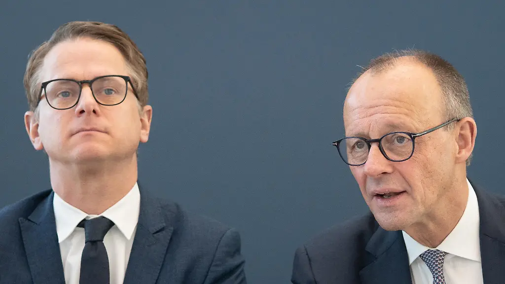 Friedrich-Merz-Bundesvorsitzender-CDU-und-Bundeskanzler-rechts-und-Carsten-Linnemann-Generalsekretaer-CDU