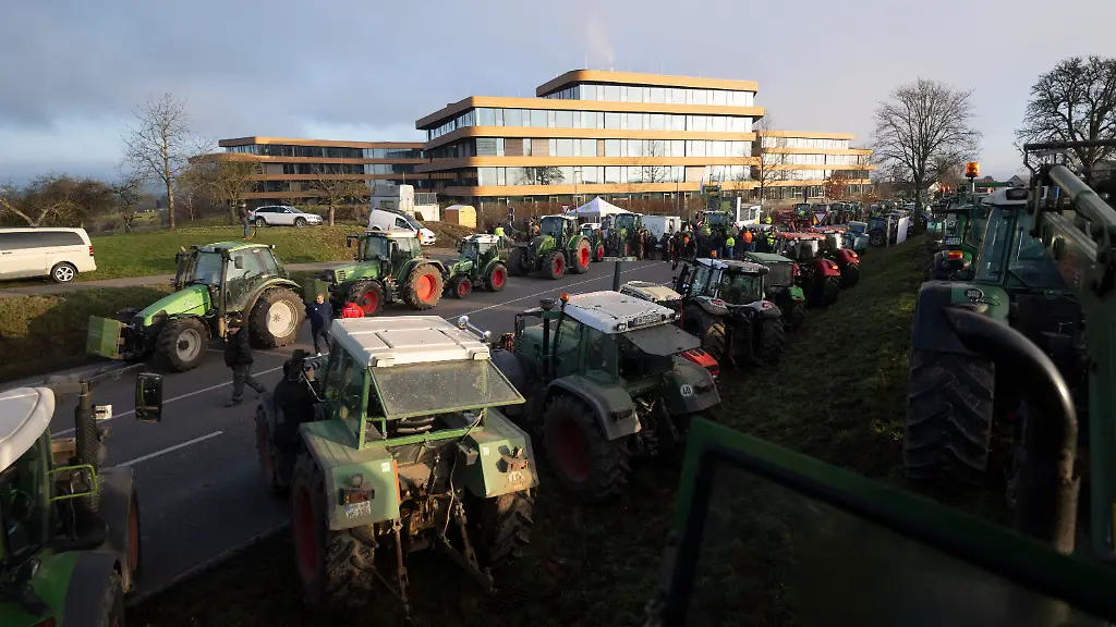Landwirte-mit-Traktoren-demonstrieren-vor-der-Lidl-Zentrale-Anlass-sind-bundesweite-Bauernproteste-wegen-zu-niedriger-Milch-und-Butterpreise