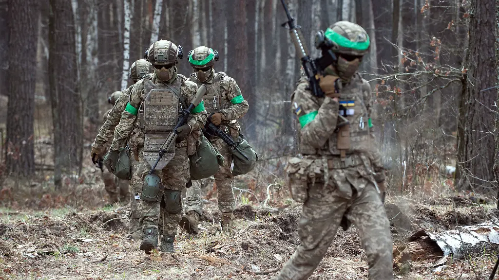 Drills-of-military-volunteers-enlisted-under-Contract-18-24-programme-Servicemen-participate-in-the-training-of-military-volunteers-who-enlisted-in-military-service-under-the-Contract-18-24-project-Kyiv-region-Ukraine-on-April-15-2025-The-initiative-of-Ukraines-Ministry-of-Defence-was-designed-for-Ukrainians-aged-18-24-who-are-willing-to-voluntarily-join-the-Defence-Forces-for-one-year-The-project-offers-new-opportunities-for-volunteers-aged-18-24-including-attractive-financial-rewards-professional-military-training-based-on-NATO-standards-and-social-guarantees-unavailable-in-any-civilian-job