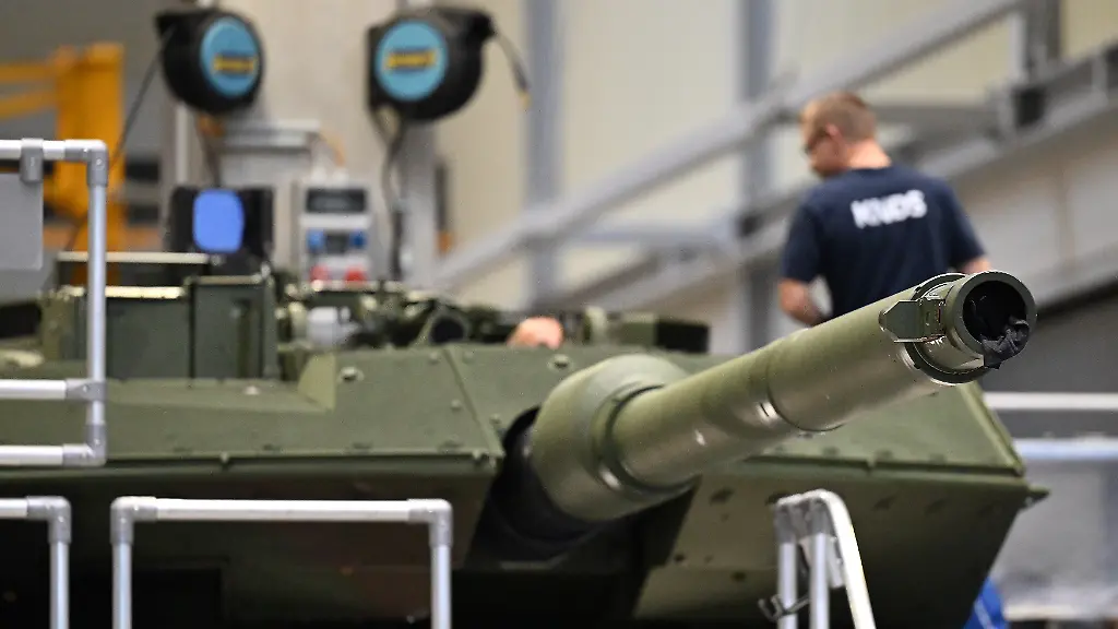 Ein-Mitarbeiter-arbeitet-an-einem-Kampfpanzer-vom-Typ-Leopard-2-im-KNDS-Werk-Unterstadt-in-Kassel-Der-Besuch-von-Bundeswirtschaftsministerin-Reiche-CDU-ist-Teil-ihrer-Sommerbesuche-2025-bei-der-sie-sich-ueber-aktuelle-Entwicklungen-beim-Ruestungsunternehmen-informiert