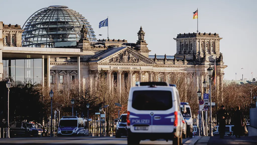 Polizeiautos-vor-dem-Bundestag-im-Rahmen-des-Besuches-vom-ukrainischen-Praesidenten-in-Berlin-15-12-2025-Der-ukrainische-Praesident-besucht-Berlin-fuer-den-Austausch-ueber-den-Stand-der-Friedensverhandlungen-in-der-Ukraine