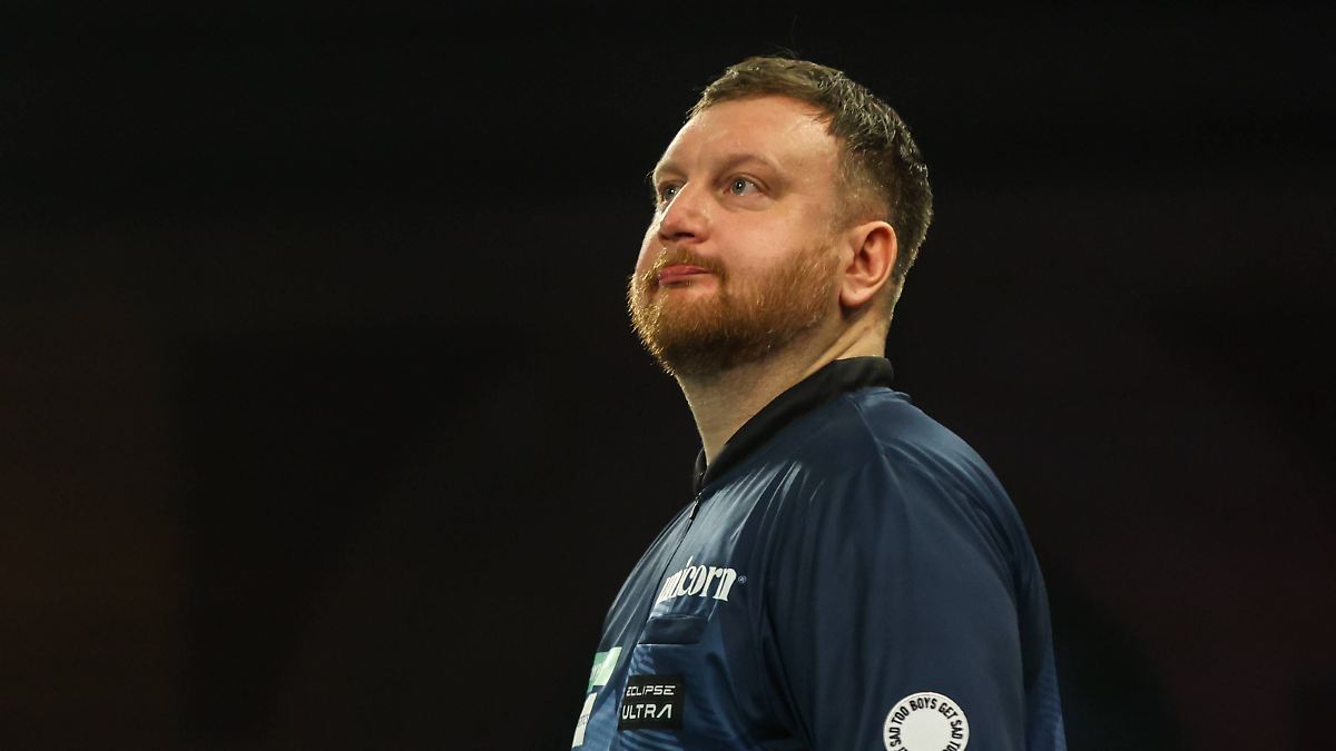 Empfindliche Strafe droht: Blutiger Kontrollverlust: Darts-Star erklärt verstörenden WM-Ausraster