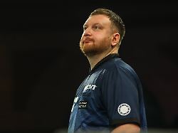 Empfindliche Strafe droht: Blutiger Kontrollverlust: Darts-Star erklärt verstörenden WM-Ausraster