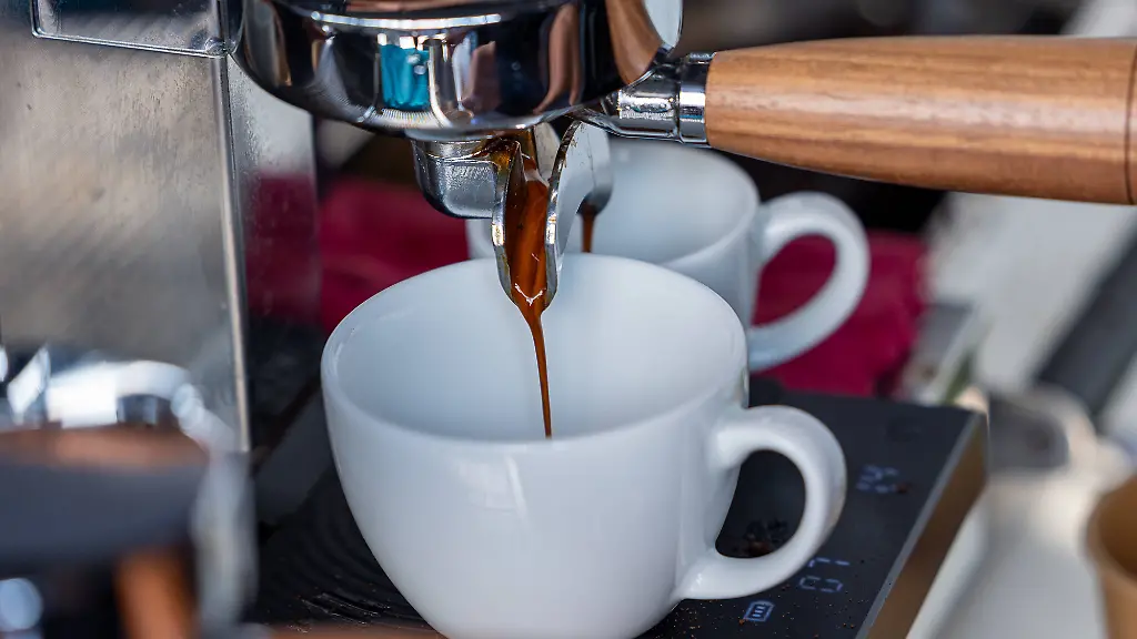 Kaffee-und-Espresso-schmecken-am-besten-wenn-die-Maschinen-regelmaessig-gereinigt-werden