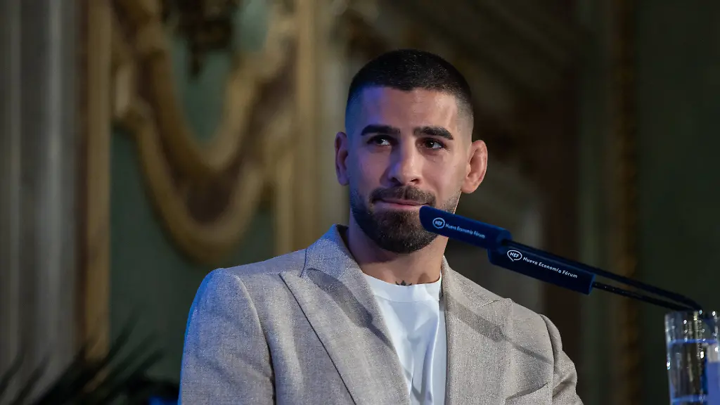 Breakfast-briefing-with-Ilia-Topuria-in-Madrid-Spain-16-Sept-2025-Ilia-Topuria-two-time-World-Champion-of-the-Ultimate-Fighting-Championship-seen-during-the-meeting-During-an-informative-breakfast-featuring-Ilia-Topuria-two-time-World-Champion-of-the-Ultimate-Fighting-Championship-the-largest-mixed-martial-arts-MMA-organization-in-the-world-as-well-as-a-Shareholder-and-Board-Member-of-Way-of-Warrior-FC-WOWfc-a-mixed-martial-arts-MMA-organization