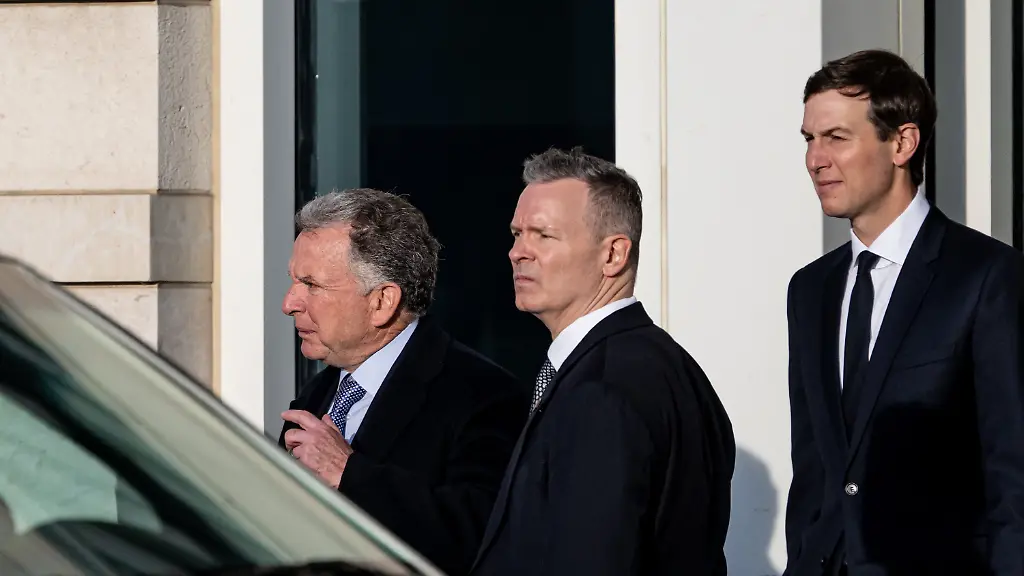 15-12-2025-Berlin-Jared-Kushner-r-und-Steve-Witkoff-Sondergesandte-der-Vereinigten-Staaten-kommen-aus-der-Amerikanischen-Botschaft