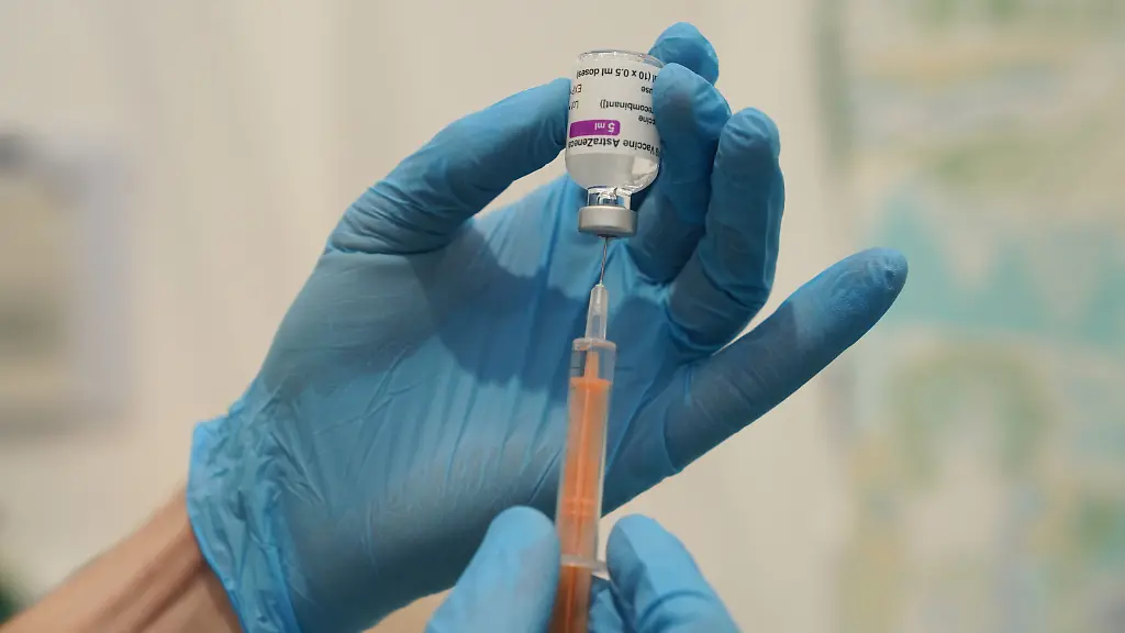 Medizinisches-Personal-befuellt-eine-Spritze-mit-dem-Corona-Impfstoff-von-Oxford-Astrazeneca-im-NHS-Nightingale-Hospital-North-East