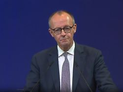 Sichtlich ergriffener Kanzler ringt mit den Tränen: "Ist das eigentlich alles nur ein böser Traum?"