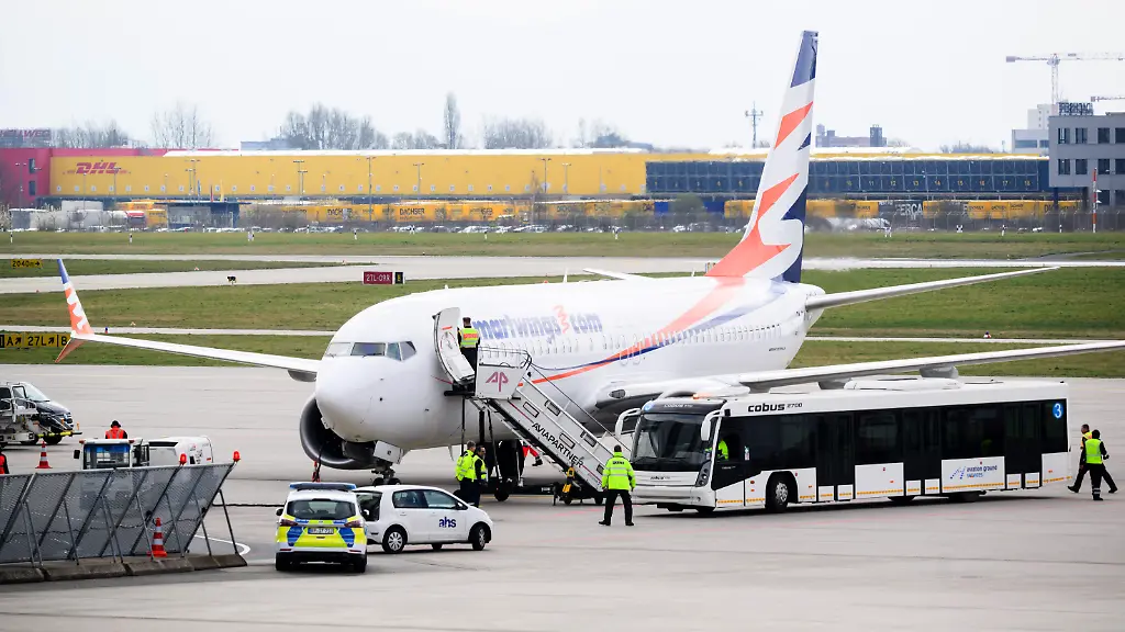 Polizei-und-ein-Bus-stehen-an-einem-Flugzeug-am-Flughafen-Hannover-Heute-Vormittag-ist-ein-Charterflug-aus-Islamabad-in-Hannover-gelandet-Auf-dem-Flug-befanden-sich-insgesamt-174-in-Afghanistan-besonders-gefaehrdete-Personen-denen-Deutschland-bereits-in-der-Vergangenheit-eine-Aufnahme-zugesagt-hatte