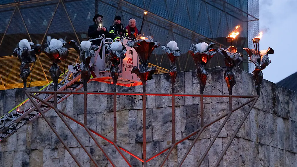 Beim-Entzuenden-der-ersten-Kerze-des-Channukka-Leuchters-vor-der-Synagoge-in-der-Muenchner-Innenstadt-wurde-den-Opfern-des-Terroraktes-in-Australien-gedacht