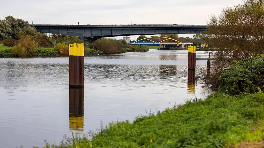Sieht-idyllisch-ist-ist-aber-eine-extrem-wichtige-Autobahn-Verbindung-in-Duisburg-Die-A59-Bruecke-ueber-die-Ruhr