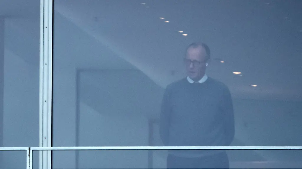 Bundeskanzler-Friedrich-Merz-CDU-steht-telefonierend-in-seinem-Buero-vor-den-Ukraine-Beratungen-im-Kanzleramt-Die-zwischen-Vertretern-der-USA-und-der-Ukraine-gefuehrten-Gespraeche-ueber-ein-Ende-des-russischen-Angriffskriegs-werden-heute-in-Berlin-mit-europaeischer-Beteiligung-fortgesetzt