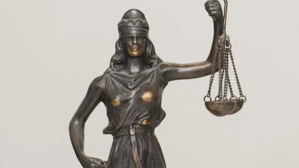 Eine-Figur-der-Justitia