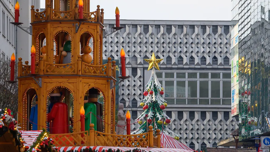 Aufbauten-und-Staende-vom-Weihnachtsmarkt-sind-in-der-Innenstadt-vor-der-Fassade-eines-Einkaufszentrums-zu-sehen-Auf-Hoehe-des-Kaufhauses-hatte-es-einen-Polizeieinsatz-gegeben-Hintergrund-soll-eine-unspezifische-Bedrohung-gewesen-sein