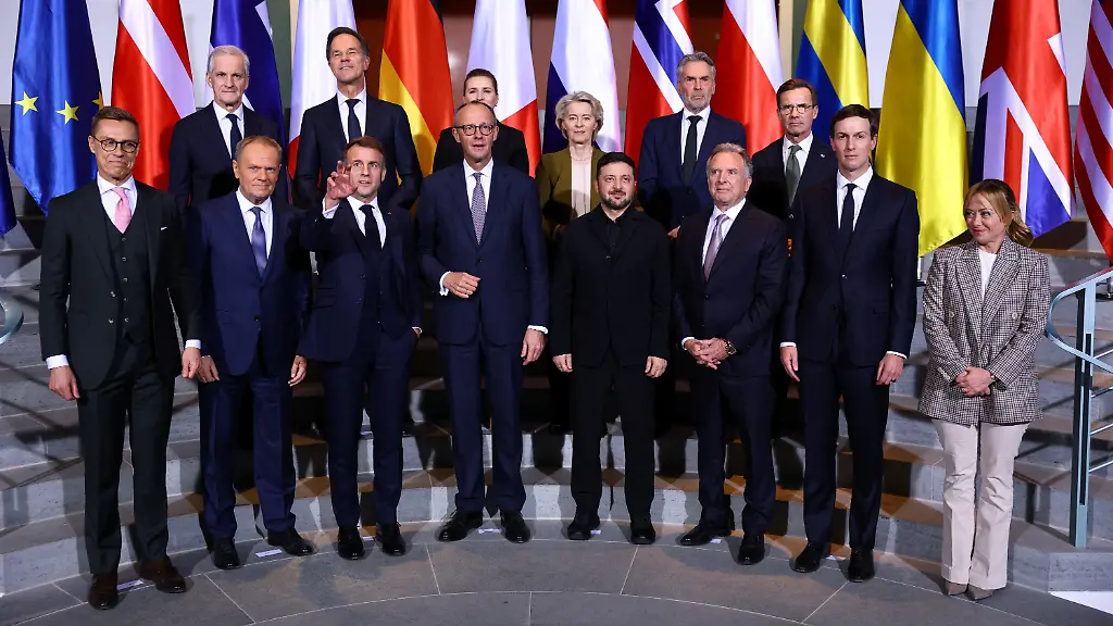 Der-ukrainische-Praesident-Wolodymyr-Zelenskiy-vorne-4-vr-der-Schwiegersohn-von-US-Praesident-Donald-Trump-Jared-Kushner-2-vr-der-US-Sondergesandter-Steve-Witkoff-3-vr-und-Bundeskanzler-Friedrich-Merz-M-CDU-versammeln-sich-fuer-ein-Familienfoto-zusammen-mit-dem-franzoesischen-Praesidenten-Emmanuel-Macron-3-vl-der-Praesidentin-der-Europaeischen-Kommission-Ursula-von-der-Leyen-dem-NATO-Generalsekretaer-Mark-Rutte-der-daenischen-Premierministerin-Mette-Frederiksen-dem-finnischen-Praesidenten-Alexander-Stubb-der-italienischen-Premierministerin-Giorgia-Meloni-dem-norwegischen-Premierminister-Jonas-Gahr-Store-dem-polnischen-Premierminister-Donald-Tusk-und-dem-niederlaendischen-Premierminister-Dick-Schoof-im-Kanzleramt