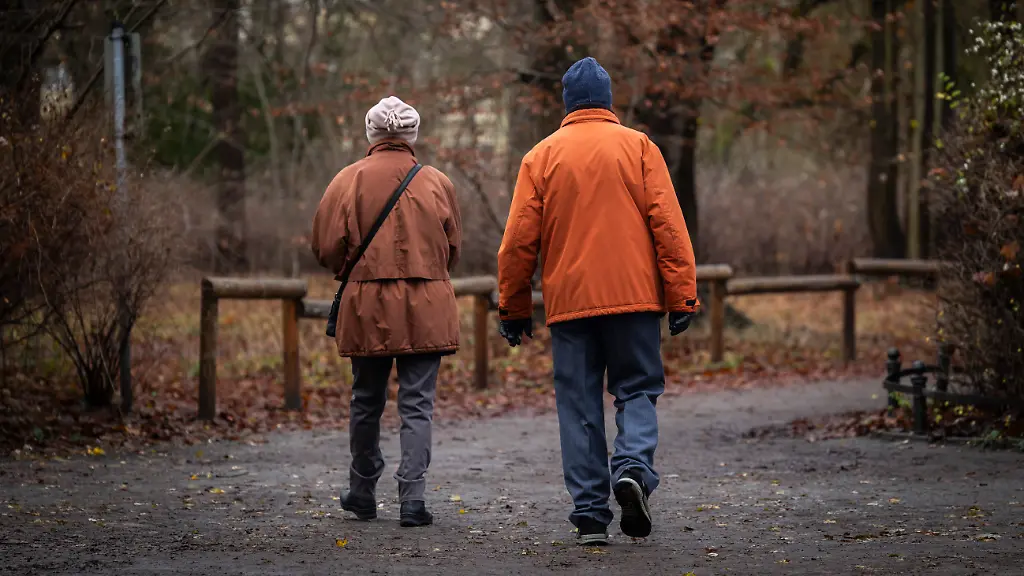 Symbolfoto-zum-Leben-im-Alter-En-aelteres-Paar-spaziert-durch-einen-Park-aufgenommen-in-Berlin-10-12-2025