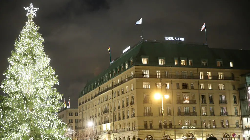 Blick-am-20-12-2013-auf-das-Hotel-Adlon-in-Berlin-Der-aus-der-Lagerhaft-in-Russland-entlassene-Kremlkritiker-Michail-Chodorkowski-ist-in-Berlin-offenbar-im-Hotel-Adlon-untergekommen