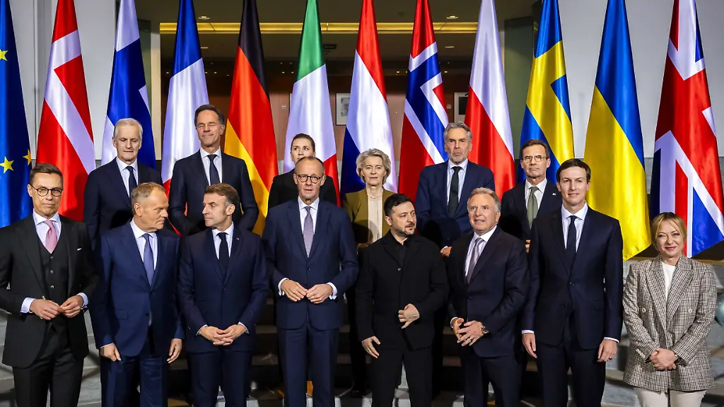 2025-12-15-19-09-15-BERLIN-Der-amtierende-Premierminister-Dick-Schoof-posiert-mit-anderen-europaeischen-Staats-und-Regierungschefs-vor-einem-Gipfeltreffen-zur-Ukraine-An-dem-Treffen-nehmen-die-Spitzenpolitiker-der-NATO-und-der-EU-der-ukrainische-Praesident-Wolodymyr-Selenskyj-sowie-die-US-Delegation-Jared-Kushner-2-v-r-und-Steve-Witkoff-3-v-r-teil-Die-USA-die-Ukraine-und-weitere-europaeische-Laender-verhandeln-ueber-die-Inhalte-ihres-gemeinsamen-Friedensplans-fuer-die-Ukraine