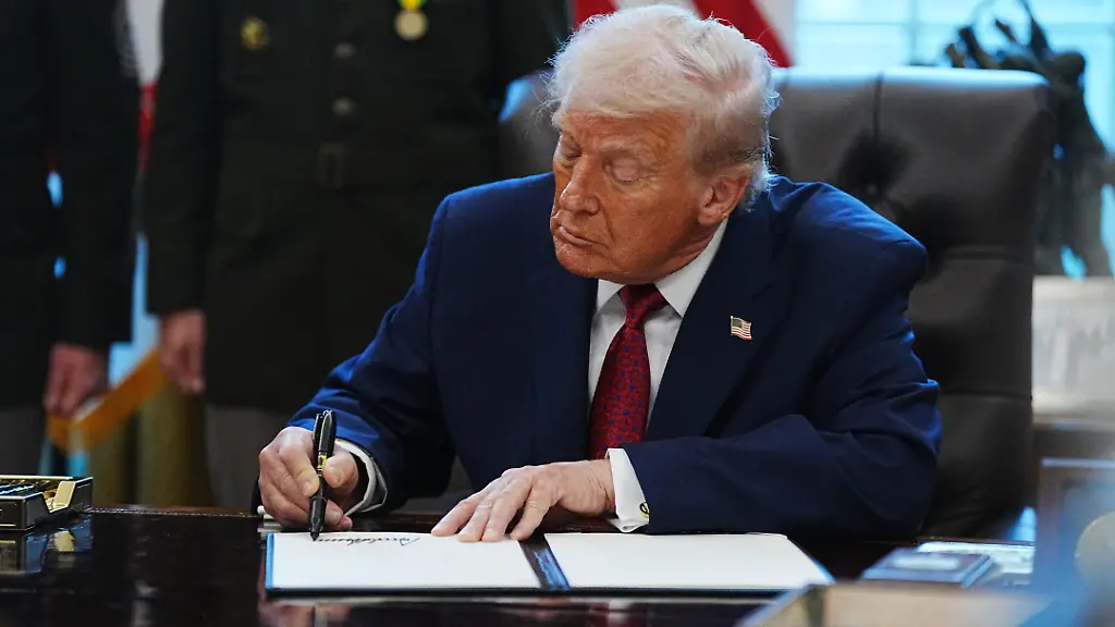 President-Donald-Trump-signs-an-executive-order-designating-fentanyl-as-a-weapon-of-mass-destruction-in-the-Oval-office-of-the-White-House-on-Monday-December-15-2025