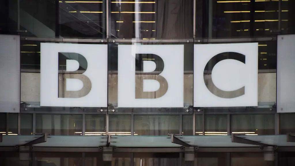 November-10-2025-London-England-United-Kingdom-General-view-of-Broadcasting-House-the-BBC-headquarters-in-central-London-as-BBC-Director-General-Tim-Davie-and-BBC-News-CEO-Deborah-Turness-resign-following-accusations-of-bias-and-the-controversy-surrounding-the-editing-of-the-Trump-speech-before-the-Capitol-riots-on-6-January-2021-in-a-BBC-Panorama-documentary