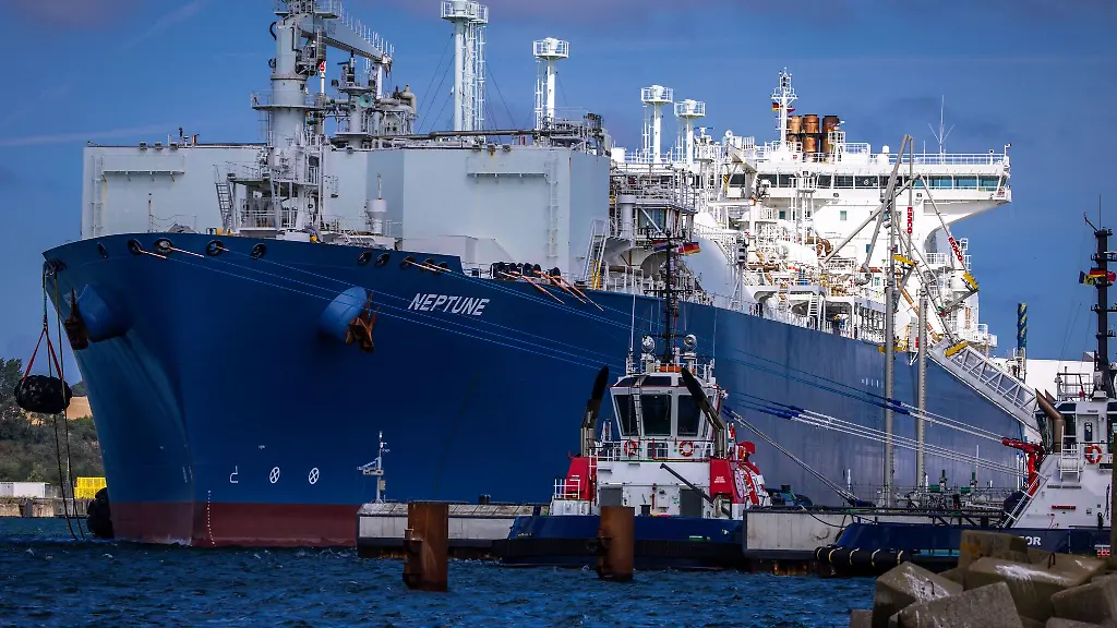 Das-LNG-Terminlal-wird-ueber-Generatoren-mit-Strom-versorgt