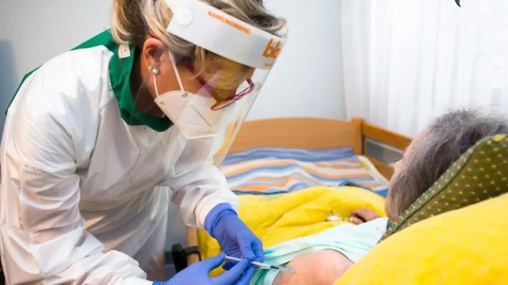 Eine-Pflegerin-impft-die-Bewohnerin-eines-Altersheims-gegen-Corona