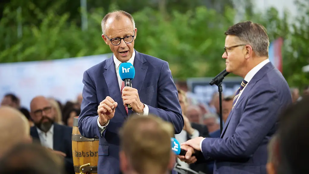 Kanzler-Merz-und-Ministerpraesident-Rhein-im-Sommer-beim-Hessenfest-in-Berlin
