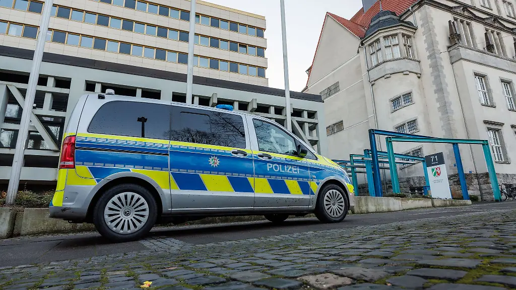 Vor-dem-Landgericht-Bielefeld-steht-ein-Polizeifahrzeug-Hier-beginnt-ein-Prozess-um-Betrug-und-Bestechung-in-der-Bauwirtschaft