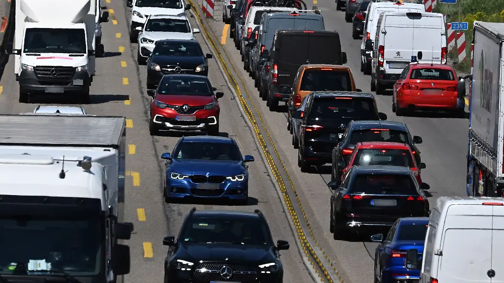 Der-ADAC-raet-die-Fahrt-in-den-Urlaub-nicht-auf-das-Wochenende-vor-Weihnachten-zu-legen