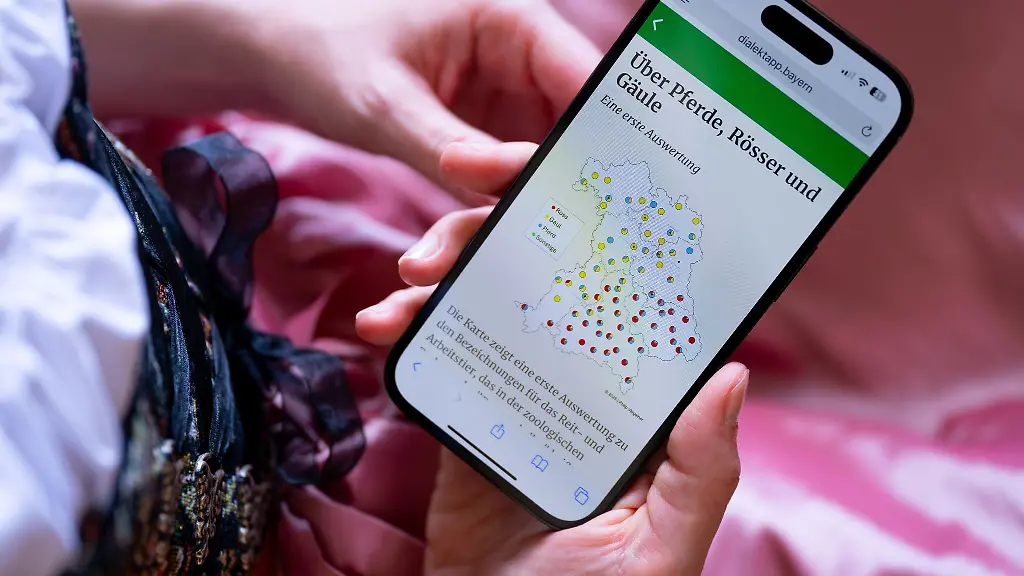 Ein-Team-aus-Wissenschaftlern-der-Ludwig-Maximilians-Universitaet-LMU-in-Muenchen-will-erforschen-wie-sich-Dialekte-in-Bayern-entwickeln-Ueber-die-DialektApp-DaBay-haben-sie-in-den-vergangenen-sechs-Monaten-rund-eine-Million-Antworten-von-etwa-15-000-Teilnehmern-gesammelt