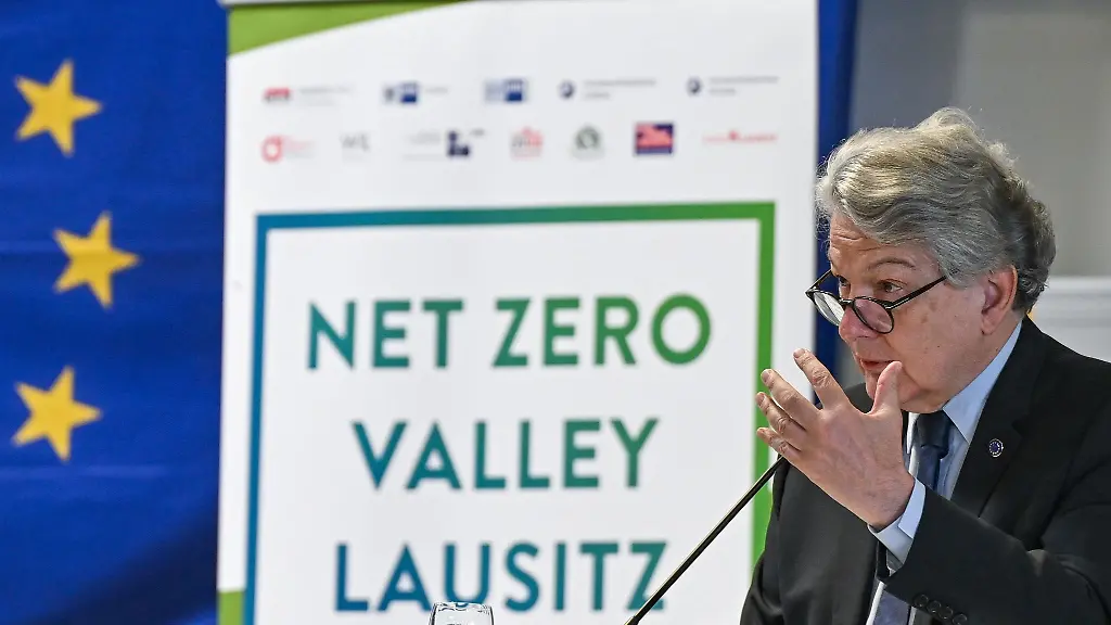 Die-Lausitz-wird-Net-Zero-Valley-eine-Initiative-der-EU-zur-Ansiedlung-klimafreundlicher-Technologien-Auch-der-EU-Kommissar-Thierry-Breton-besuchte-vor-Monaten-angesichts-der-Bewerbung-die-Region