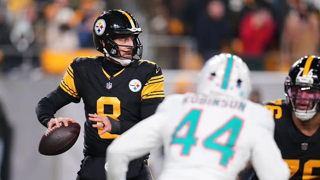 Pittsburgh-Steelers-quarterback-Aaron-Rodgers-8-drops-back-to-pass-under-pressure-from-Miami-Dolphins-linebacker-Chop-Robinson-44-in-the-first-half-of-an-NFL-football-game-in-Pittsburgh-Monday-Dec-15-2025-AP-Photo-Gene-J