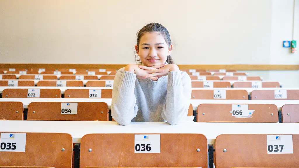 PRODUKTION-12-12-2025-Nordrhein-Westfalen-Bonn-Deutschlands-juengste-Abiturientin-studiert-jetzt-Lina-Heider-studiert-seit-dem-Wintersemester-VWL-an-der-Universitaet-in-Bonn