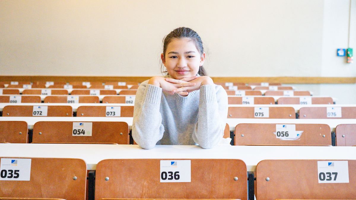 Jüngste Abiturientin des Landes: Zwölfjährige beginnt nach Turbo-Schulzeit ihr Studium